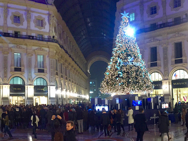 Regali Di Natale Swarovski.Swarovski Firma L Albero Di Natale In Galleria A Milano Negozi A Milano